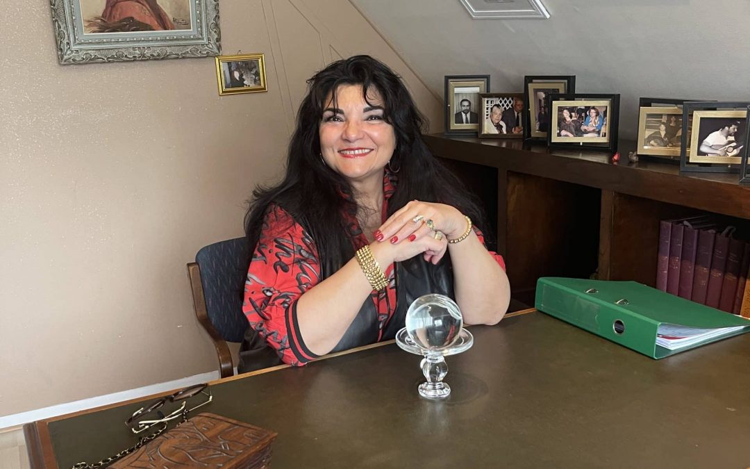 Les différentes approches de la voyance : médiumnité, clairvoyance, clairaudience.